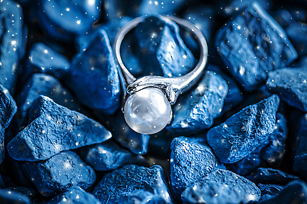 포토 JPG 해외이미지 장신구 실내 사람없음 뷰티 조약돌 반지 화려 우아함 보석 파란배경 진주 해외포토 백그라운드 컨셉 내부 파란색 돌_바위 광석 파일형식 이미지허브