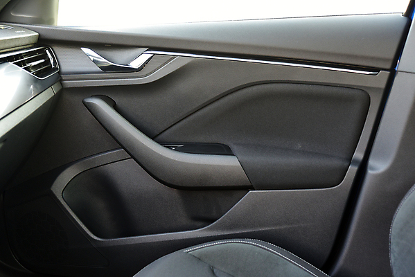 포토 JPG 해외이미지 디자인 교통시설 자동차 출입구 손잡이 안전 사람없음 내부 문 펼침 운전 잡기 판넬 오픈 가죽 묘사 오브젝트 잠금 보안 캔버스 팔 명령 자동 제어 해외포토 육상교통 교통 모션 신체부위 시설 파일형식 이미지허브