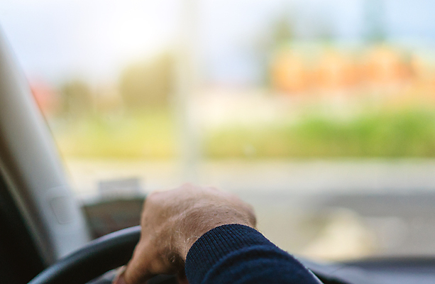 포토 JPG 해외이미지 1 라이프스타일 손 남자 도로 여행 컨셉 비즈니스 교통시설 자동차 거리 실내 관리 미소 안전 사람 성인 사람없음 내부 운전 비즈니스맨 바퀴 운전사 재산 고급 아스팔트 핸들 속도 모터 대여 계기판 옛날 자동 제어 해외포토 직업 길 육상교통 교통 모션 표정 생활 신체부위 금융 직장인 시설 파일형식 이미지허브