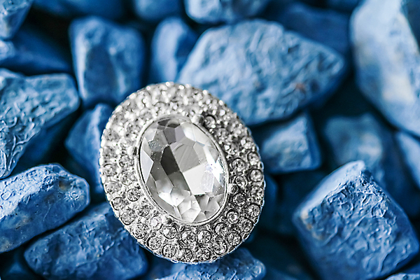 포토 JPG 해외이미지 장신구 실내 사람없음 귀걸이 조약돌 화려 우아함 보석 파란배경 다이아몬드 해외포토 백그라운드 컨셉 내부 파란색 돌_바위 광석 파일형식 이미지허브