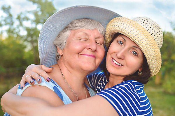 포토 JPG 해외이미지 백인 라이프스타일 커플 공원 여자 노년 딸 행복 할머니 얼굴 가족 관계 포옹 자연 엄마 함께함 사랑 미소 사람 성인 야외 두명 여름 친구 부모 정원 침묵 봄 생일 은퇴 세대 미라 옛날 해외포토 서양인 계절 공공시설 기념일 감정 컨셉 안기 표정 생활 신체부위 소리 생태계 파일형식 이미지허브