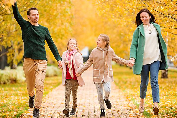 포토 JPG 해외이미지 전신 공원 여자 남자 행복 어린이 낙엽 가족 단풍나무 함께함 여러명 성인 앞모습 아웃포커스 손들기 걷기 손잡기 화목 산책로 해외포토 나무 공공시설 감정 길 뷰포인트 다수 컨셉 단풍 잎 관계 모션 촬영기법 사람 파일형식 이미지허브