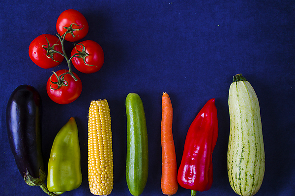 포토 JPG 해외이미지 음식 잎 농업 다이어트 토마토 채소 과일 재료 오이 파프리카 건강 옥수수 사람없음 초록색 하이앵글 컬러풀 세일 우주 당근 신선 시장 달콤 혼합 유기농 양배추 파란배경 날것 반죽 후추 성분 건강식 내추럴 고립 숙성 주키니 채식주의자 비건 해외포토 식물 웰빙 산업 뷰포인트 컬러 백그라운드 곡류 뿌리채소 파란색 맛 향신료 채식 파일형식 이미지허브