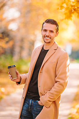 포토 JPG 해외이미지 남자 한명 들기 상반신 성인 옆모습 아웃포커스 주머니손 테이크아웃컵 성인남자한명만 해외포토 1 뷰포인트 모션 촬영기법 사람 컵 남자한명만 성인남자만 파일형식 이미지허브