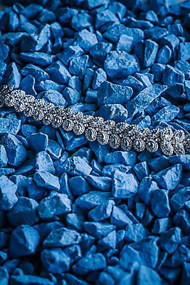 포토 JPG 해외이미지 장신구 팔찌 실내 사람없음 조약돌 화려 우아함 보석 파란배경 다이아몬드 해외포토 백그라운드 컨셉 내부 파란색 돌_바위 광석 파일형식 이미지허브