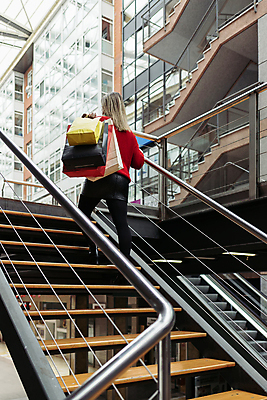 포토 JPG 해외이미지 라이프스타일 겨울 가방 한명 사람 내부 쇼핑 컬러풀 세일 계단 상점 센터 시장 구매 쇼핑몰 스웨터 고객 상업 소매 단계 해외포토 1 잡화 계절 컬러 상의 생활 파일형식 이미지허브
