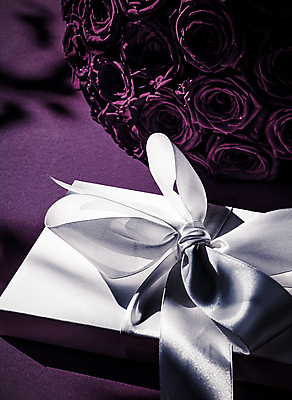 포토 JPG 해외이미지 행복 리본 꽃다발 사랑 사람없음 선물상자 보라색 로맨틱 해외202309 해외포토 꽃 감정 컬러 컨셉 선물 상자 파일형식 이미지허브