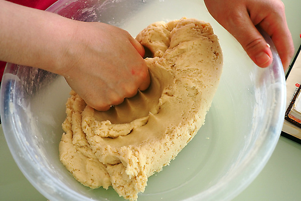 포토 JPG 해외이미지 음식 빵 재료 탁자 파스타 요리 사람없음 목재 주방 요리사 빵집 흰색 신선 굽기 준비 날것 반죽 만들기 밀가루 밀가루반죽 제빵사 페스츄리 핸드메이드 해외포토 나무 직업 컬러 가구 모션 서양음식 상점 가루 구이 파일형식 이미지허브