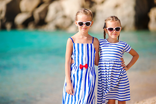 포토 JPG 해외이미지 주간 서양인 여자 어린이 허리손 휴식 상반신 해변 야외 두명 앞모습 여름휴가 바캉스 선글라스 자매 해안도시 미코노스섬 소녀만 해외포토 자연요소 외국인 안경 바다 뷰포인트 섬 포즈 컨셉 가족 휴가 사람 도시 그리스 여자만 어린이만 파일형식 여름_계절 이미지허브