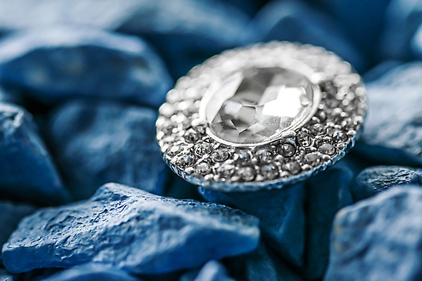 포토 JPG 해외이미지 장신구 실내 사람없음 귀걸이 조약돌 화려 우아함 보석 파란배경 다이아몬드 해외포토 백그라운드 컨셉 내부 파란색 돌_바위 광석 파일형식 이미지허브