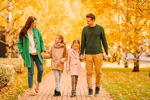 포토 JPG 해외이미지 전신 공원 여자 남자 어린이 낙엽 가족 함께함 들기 소녀 여러명 성인 앞모습 마주보기 걷기 손잡기 화목 산책로 가을 주머니손 내려보기 해외포토 계절 공공시설 길 뷰포인트 다수 컨셉 잎 관계 모션 사람 파일형식 이미지허브
