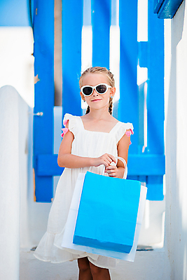 포토 JPG 해외이미지 주간 원피스 여자 어린이 휴식 한명 들기 상반신 야외 앞모습 파란색 여름휴가 바캉스 선글라스 쇼핑백 문 흰색 미코노스섬 소녀한명만 해외포토 자연요소 1 옷 안경 뷰포인트 컬러 섬 컨셉 가방 모션 휴가 사람 그리스 여자한명만 소녀만 파일형식 여름_계절 이미지허브