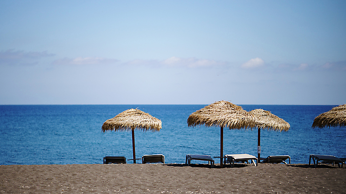 포토 JPG 해외이미지 모래 바다 섬 여행 의자 우산 휴가 휴식 해변 사람없음 야외 물 파란색 맑음 검은색 카페 만 지중해 그리스 산토리니 그리스인 해외포토 자연요소 서양인 유럽 컬러 가구 컨셉 날씨 상점 파일형식 이미지허브