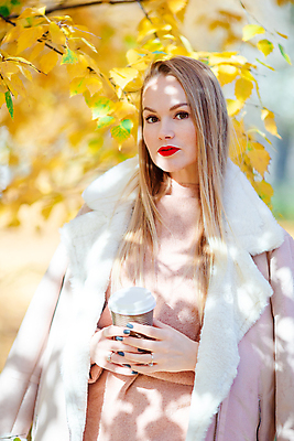 포토 JPG 해외이미지 여자 단풍나무 한명 들기 상반신 성인 앞모습 가을 그늘 털코트 테이크아웃컵 가을옷 성인여자한명만 해외포토 나무 1 옷 계절 뷰포인트 단풍 모션 사람 컵 코트 여자한명만 성인여자만 파일형식 가을_계절 이미지허브