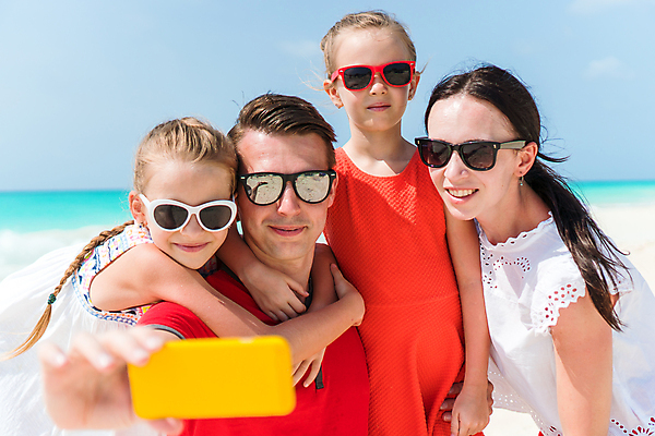 포토 JPG 해외이미지 여자 남자 행복 어린이 가족 휴가 가족여행 숙이기 들기 손짓 여러명 상반신 성인 해변 앞모습 옆모습 여름휴가 스마트폰 선글라스 셀프카메라 그리스 미코노스섬 어깨에손 해외포토 감정 유럽 안경 바다 뷰포인트 섬 여행 포즈 다수 관계 모션 사람 핸드폰 스마트기기 사진촬영 파일형식 여름_계절 이미지허브