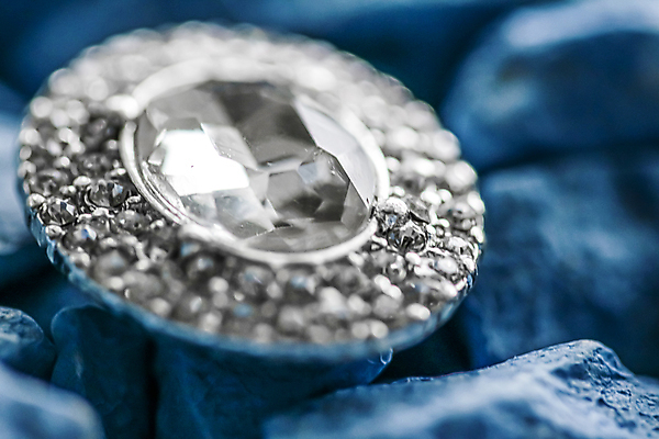 포토 JPG 해외이미지 장신구 실내 사람없음 귀걸이 조약돌 화려 우아함 보석 파란배경 다이아몬드 해외포토 백그라운드 컨셉 내부 파란색 돌_바위 광석 파일형식 이미지허브