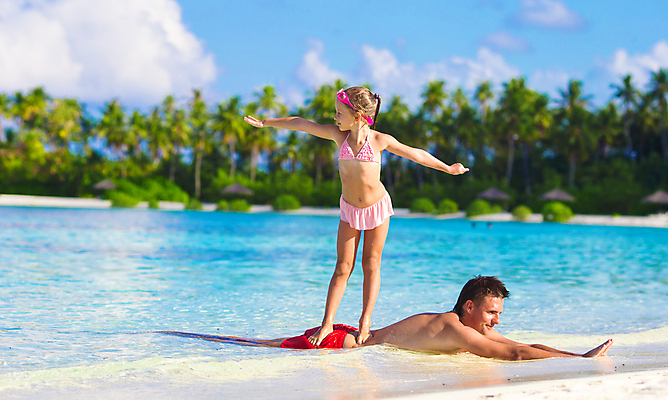 포토 JPG 해외이미지 전신 백인 응시 여자 남자 수영복 딸 어린이 엎드리기 파도 바다 장난 팔벌리기 서기 성인 앞모습 옆모습 서핑 아빠 승차 숲 부녀 해외포토 서양인 시선 옷 뷰포인트 가족 모션 사람 수상스포츠 파일형식 이미지허브