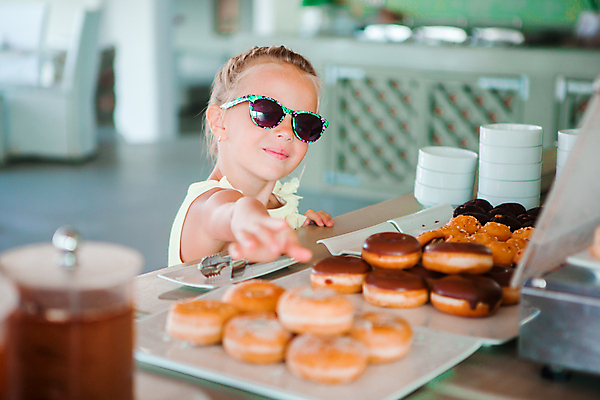 포토 JPG 해외이미지 주간 원피스 여자 어린이 휴식 한명 소녀 상반신 야외 앞모습 여름 여름휴가 바캉스 선글라스 가리킴 도넛 아침식사 손뻗기 미코노스섬 소녀한명만 해외포토 자연요소 1 옷 계절 안경 뷰포인트 섬 컨셉 모션 휴가 디저트 사람 손짓 식사 그리스 여자한명만 소녀만 파일형식 여름_계절 이미지허브