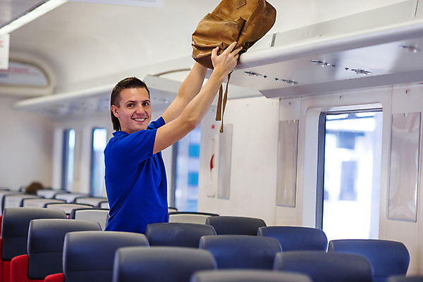 포토 JPG 해외이미지 응시 남자 여행 가방 한명 서기 미소 들기 상반신 성인 옆모습 여행객 기차 공항 승객 수하물 성인남자한명만 해외포토 1 시선 잡화 육상교통 뷰포인트 교통시설 모션 대중교통 표정 사람 남자한명만 성인남자만 파일형식 이미지허브