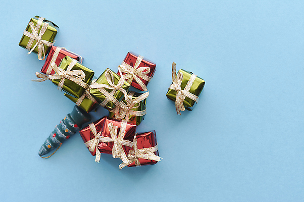 포토 JPG 해외이미지 계절 리본 크리스마스 포장 휴가 새해 기념 이벤트 사람없음 장식 가로 파란색 빛 반짝임 상자 컬러풀 파티 축제 피규어 뚜껑 축하 황금 컨테이너 굽기 구슬 오브젝트 활 복고 부엉이 순록 크리스마스이브 해외포토 기념일 산업 컬러 컨셉 모션 조류 미니어처 구이 파일형식 이미지허브