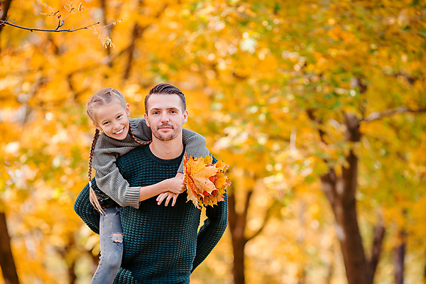 포토 JPG 해외이미지 여자 남자 어린이 낙엽 함께함 들기 상반신 성인 두명 앞모습 아웃포커스 노란색 다발 업기 부녀 해외포토 딸 뷰포인트 컬러 컨셉 잎 가족 모션 촬영기법 사람 아빠 파일형식 이미지허브