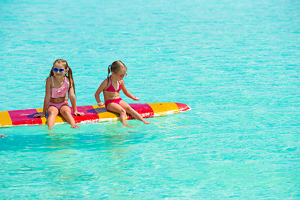 포토 JPG 해외이미지 전신 백인 여자 수영복 어린이 파도 바다 앉기 두명 앞모습 서핑보드 서핑 소녀만 해외포토 서양인 옷 뷰포인트 모션 사람 수상스포츠 보드_스포츠 여자만 어린이만 파일형식 이미지허브