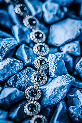 포토 JPG 해외이미지 장신구 팔찌 실내 사람없음 조약돌 화려 우아함 보석 파란배경 다이아몬드 해외포토 백그라운드 컨셉 내부 파란색 돌_바위 광석 파일형식 이미지허브