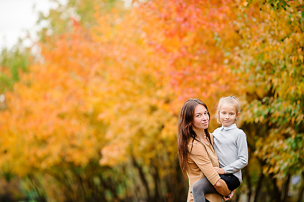 포토 JPG 해외이미지 여자 어린이 모녀 함께함 상반신 성인 두명 앞모습 옆모습 아웃포커스 여자만 들어올리기 해외포토 딸 뷰포인트 컨셉 가족 모션 엄마 촬영기법 사람 파일형식 이미지허브