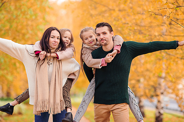 포토 JPG 해외이미지 전신 공원 여자 남자 어린이 가족 함께함 여러명 상반신 성인 앞모습 화목 업기 손뻗기 해외포토 공공시설 뷰포인트 다수 컨셉 관계 모션 사람 파일형식 이미지허브
