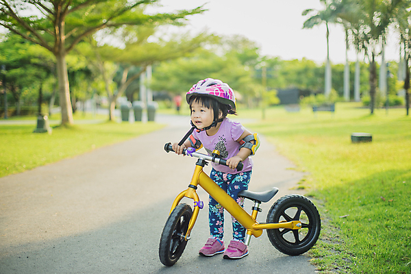 포토 JPG 해외이미지 라이프스타일 공원 행복 어린이 스포츠 놀이 건강 한명 동양인 취미 야외 정원 자전거 승차 저녁 순환 걸음마 해외포토 1 공공시설 감정 모션 사람 인종 생활 바이크 야간 파일형식 이미지허브