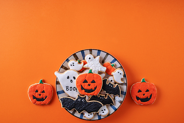 포토 JPG 해외이미지 접시 디저트 사람없음 하이앵글 쿠키 할로윈 달콤 유령 박쥐 카피스페이스 주황색배경 해외포토 식기 음식 뷰포인트 백그라운드 포유류 주황색 공백 맛 파일형식 이미지허브