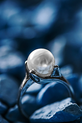 포토 JPG 해외이미지 장신구 실내 사람없음 뷰티 조약돌 반지 화려 우아함 보석 파란배경 진주 해외포토 백그라운드 컨셉 내부 파란색 돌_바위 광석 파일형식 이미지허브