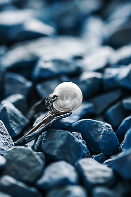 포토 JPG 해외이미지 장신구 실내 사람없음 뷰티 조약돌 반지 화려 우아함 보석 파란배경 진주 해외포토 백그라운드 컨셉 내부 파란색 돌_바위 광석 파일형식 이미지허브