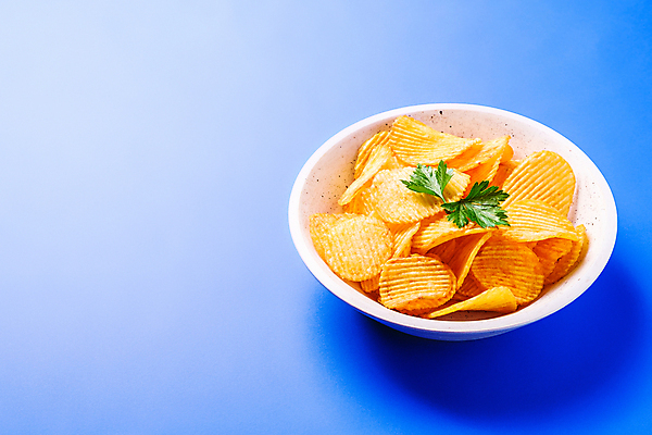 포토 JPG 해외이미지 그릇 실내 사람없음 담기 파란배경 감자칩 해외포토 식기 백그라운드 모션 내부 파란색 과자 칩_음식 파일형식 이미지허브