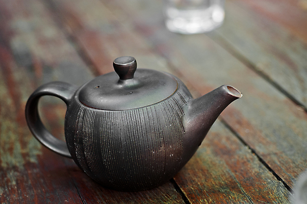 포토 JPG 해외이미지 탁자 휴식 동양인 사람없음 목재 중국 항아리 냄비 찻주전자 해외포토 나무 아시아 가구 컨셉 재료 주전자 인종 도자기 솥 파일형식 이미지허브