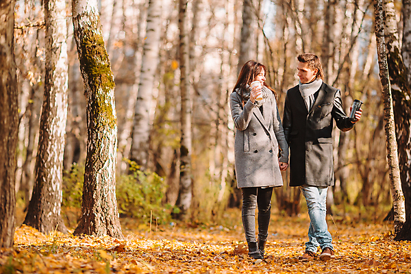포토 JPG 해외이미지 전신 나무 커플 여자 남자 데이트 함께함 사랑 들기 성인 두명 앞모습 마주보기 걷기 숲 숲길 텀블러 테이크아웃컵 성인만 해외포토 식물 감정 길 뷰포인트 컨셉 관계 모션 사람 컵 파일형식 이미지허브