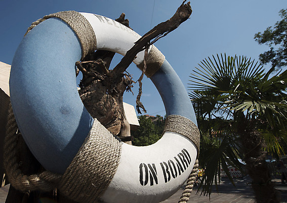 포토 JPG 해외이미지 모바일 항해 안전 사람없음 손상 반지 원형 구출 보호 위험 사건 위협 심볼 예방 보안 소재 헬프 해외포토 도형 컨셉 배_교통 장신구 도움 파일형식 이미지허브
