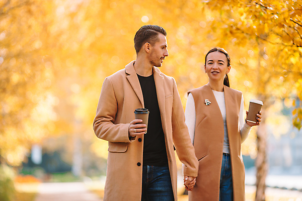 포토 JPG 해외이미지 커플 공원 여자 남자 데이트 함께함 대화 사랑 들기 상반신 성인 두명 앞모습 아웃포커스 손잡기 산책 테이크아웃컵 성인만 해외포토 공공시설 감정 뷰포인트 컨셉 관계 모션 휴식 촬영기법 말하기 사람 컵 파일형식 이미지허브