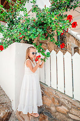 포토 JPG 해외이미지 주간 전신 원피스 여자 꽃 어린이 휴식 한명 들기 야외 옆모습 여름휴가 바캉스 울타리 선글라스 흰색 미코노스섬 소녀한명만 해외포토 자연요소 식물 1 옷 안경 뷰포인트 컬러 섬 컨셉 모션 휴가 사람 담장 그리스 여자한명만 소녀만 파일형식 여름_계절 이미지허브