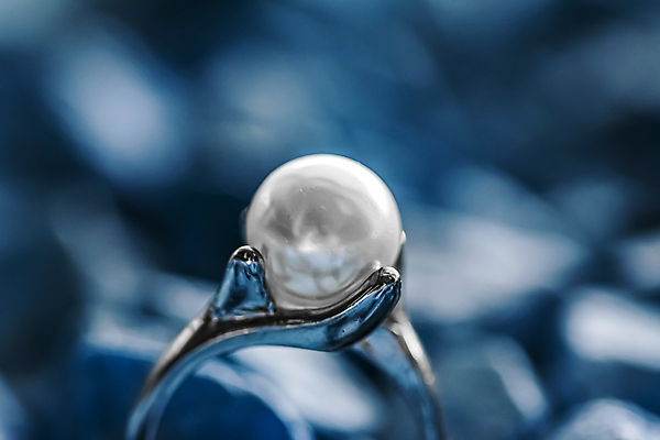 포토 JPG 해외이미지 장신구 실내 사람없음 뷰티 조약돌 반지 화려 우아함 보석 파란배경 진주 해외포토 백그라운드 컨셉 내부 파란색 돌_바위 광석 파일형식 이미지허브