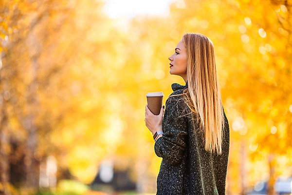 포토 JPG 해외이미지 응시 공원 여자 한명 들기 상반신 성인 옆모습 산책 테이크아웃컵 성인여자한명만 해외포토 1 시선 공공시설 뷰포인트 모션 휴식 사람 컵 여자한명만 성인여자만 파일형식 이미지허브