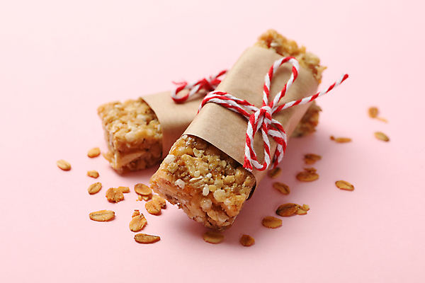 포토 JPG 해외이미지 리본 종이 포장 실내 사람없음 에너지바 오트밀 분홍색배경 그래놀라 해외포토 음식 분홍색 백그라운드 내부 파일형식 귀리 이미지허브