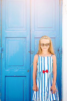 포토 JPG 해외이미지 주간 원피스 여자 어린이 하늘색 휴식 한명 상반신 야외 앞모습 여름휴가 바캉스 선글라스 햇빛 문 줄무늬 미코노스섬 소녀한명만 해외포토 자연요소 1 옷 안경 뷰포인트 섬 컨셉 무늬 휴가 사람 파란색 태양 그리스 여자한명만 소녀만 파일형식 여름_계절 이미지허브