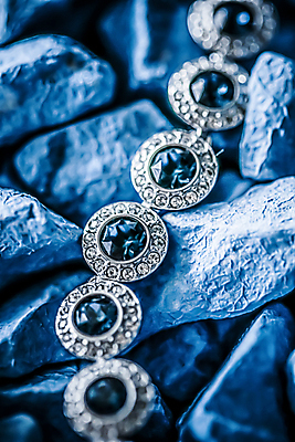 포토 JPG 해외이미지 장신구 팔찌 실내 사람없음 조약돌 화려 우아함 보석 파란배경 다이아몬드 해외포토 백그라운드 컨셉 내부 파란색 돌_바위 광석 파일형식 이미지허브