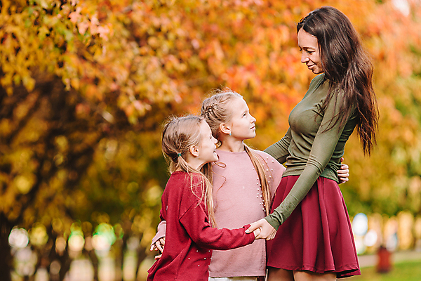 포토 JPG 해외이미지 공원 여자 어린이 허리손 모녀 함께함 상반신 성인 옆모습 세명 마주보기 손잡기 화목 자매 여자만 해외포토 공공시설 딸 뷰포인트 포즈 컨셉 가족 모션 엄마 사람 파일형식 이미지허브