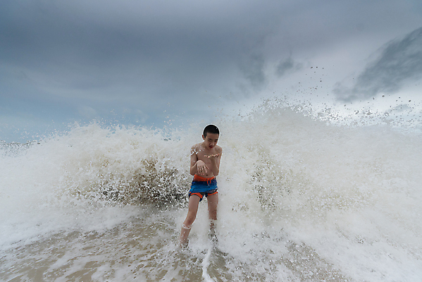 포토 JPG 해외이미지 라이프스타일 남자 행복 어린이 모래 파도 바다 여행 포즈 백그라운드 신체 파타야 태국 자연 하늘 휴가 한명 미소 사람 동양인 소년 성인 야외 물 여름 파란색 검은색 기쁨 회색 젖음 자유 도전 떨어짐 스플래쉬 해외포토 자연요소 1 계절 감정 아시아 컬러 컨셉 표정 인종 생활 생태계 파일형식 이미지허브