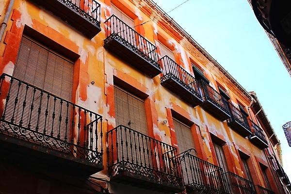 포토 JPG 해외이미지 전통 디자인 외관 벽 여행 패턴 건축양식 창문 아침 주택 미술 사람없음 건물 장식 가로 초록색 컬러풀 햇빛 노란색 새벽 수확 골동품 발코니 스페인 묘사 그림 질감 타운 복원 옛날 해외포토 주간 자연요소 건축물 건축 유럽 컬러 무늬 농업 문화예술 태양 도시 파일형식 이미지허브