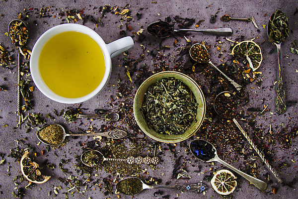 포토 JPG 해외이미지 식물 전통 꽃 음료 백그라운드 잎 과일 재료 아침 휴식 디저트 건조 건강 종류 사람없음 컵 세트 컬러풀 약 숟가락 검은색 중국 수확 뜨거움 사발 아침식사 은색 혼합 녹차 수집 레몬 민트 허브 데이지 향 모음 아로마테라피 라벤더 내추럴 캐모마일 디톡스 해외포토 주간 식기 아시아 음식 컬러 컨셉 농업 의학 수저 한글 차_음료 식사 사기그릇 테라피 파일형식 이미지허브