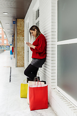 포토 JPG 해외이미지 라이프스타일 종이 크리스마스 겨울 가방 모바일 한명 사람 내부 빨간색 세로 스마트폰 쇼핑 컬러풀 세일 상점 흰색 센터 시장 구매 쇼핑몰 스웨터 고객 상업 소매 블랙프라이데이 해외포토 1 잡화 계절 기념일 컬러 상의 데이이벤트 생활 핸드폰 스마트기기 파일형식 이미지허브