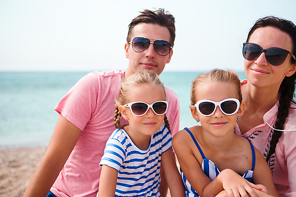 포토 JPG 해외이미지 여자 남자 행복 어린이 가족 휴가 가족여행 여러명 상반신 성인 해변 앞모습 여름휴가 그리스 미코노스섬 해외포토 감정 유럽 바다 뷰포인트 섬 여행 다수 관계 사람 파일형식 여름_계절 이미지허브